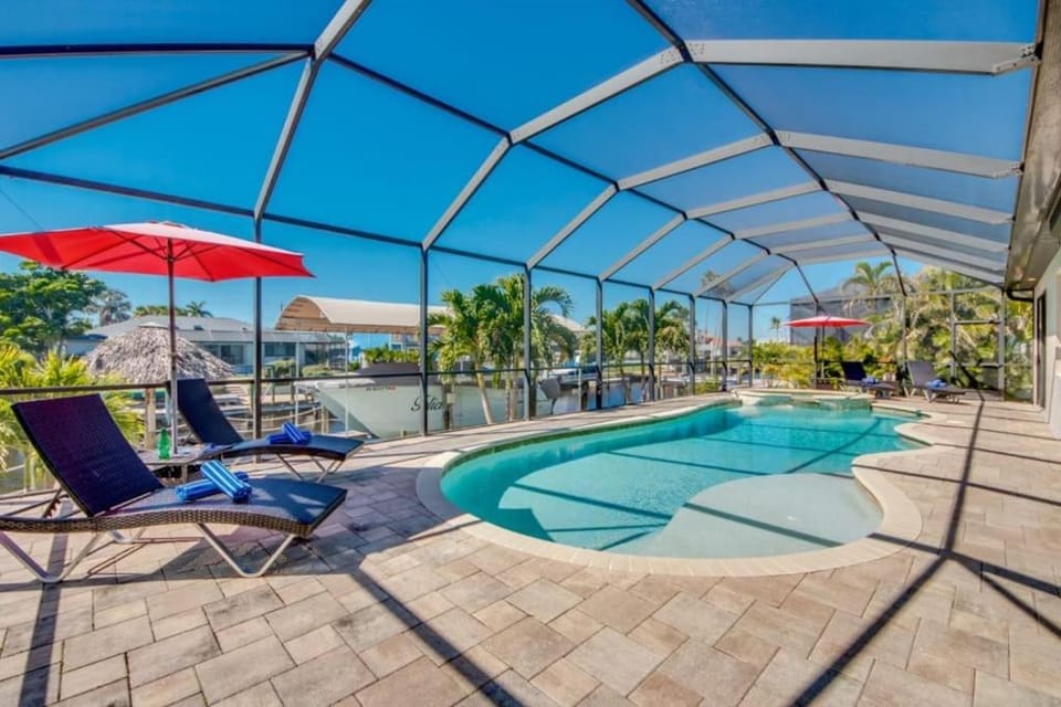 CoralVilla Felicity - pool, spa, river access, Tiki Hut Villa in Cape Coral