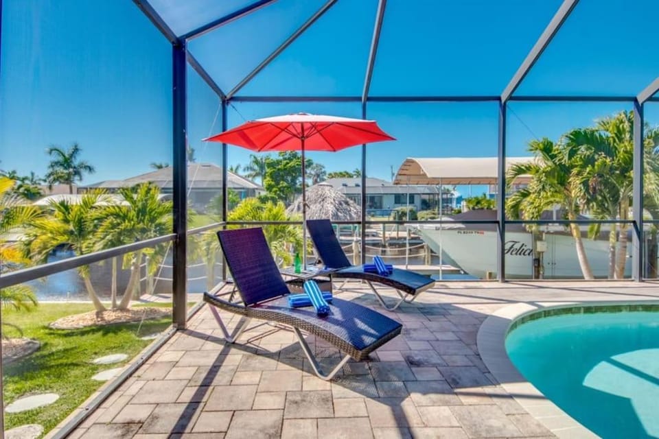 CoralVilla Felicity - pool, spa, river access, Tiki Hut Villa in Cape Coral