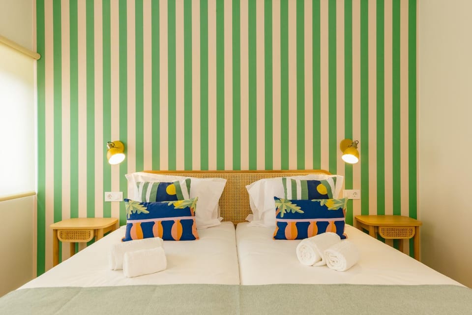 Bed, Day, Photo of the whole room, Decorative detail, Bedroom