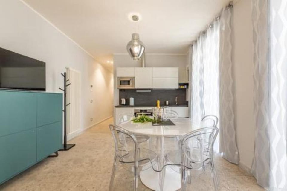 Communal lounge/ TV room, Balcony/Terrace, Kitchen or kitchenette, Living room, Seating area, Dining area, oven, stove, kitchen