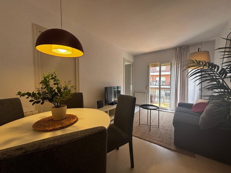 TV and multimedia, Living room, Seating area, Dining area