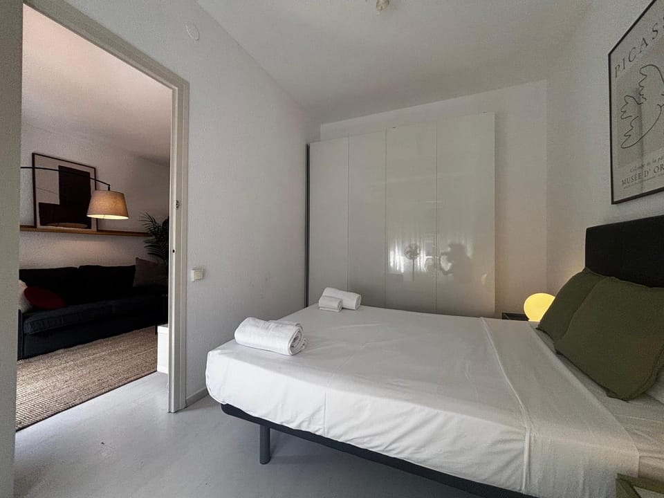 Bed, Photo of the whole room, Bedroom