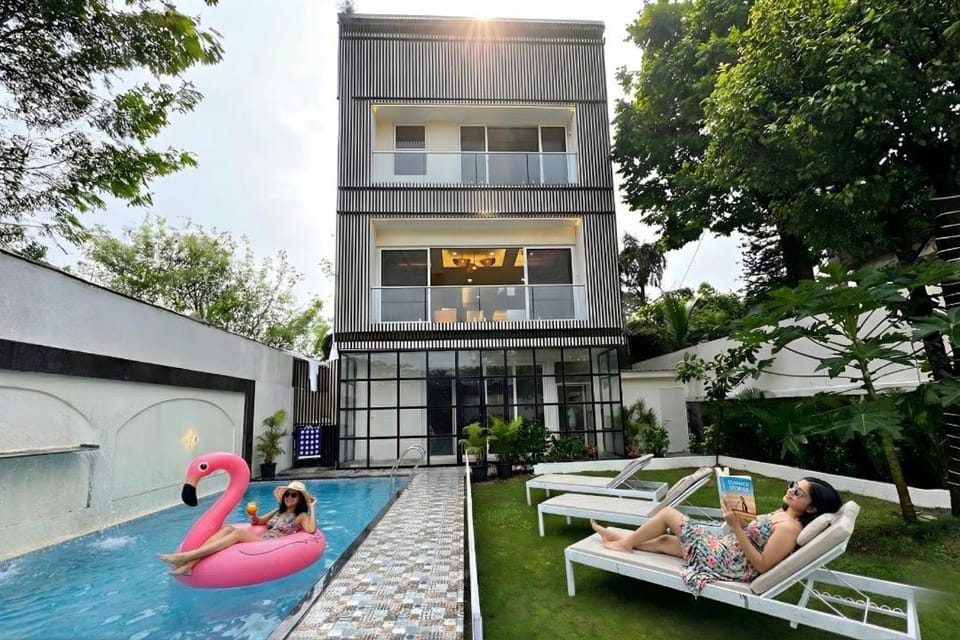 Property building, Day, People, Garden view, Pool view, Swimming pool, group of guests, sunbed