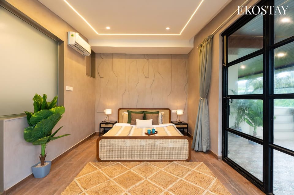 Bed, Living room, Photo of the whole room, Seating area, Bedroom, towels, air conditioner