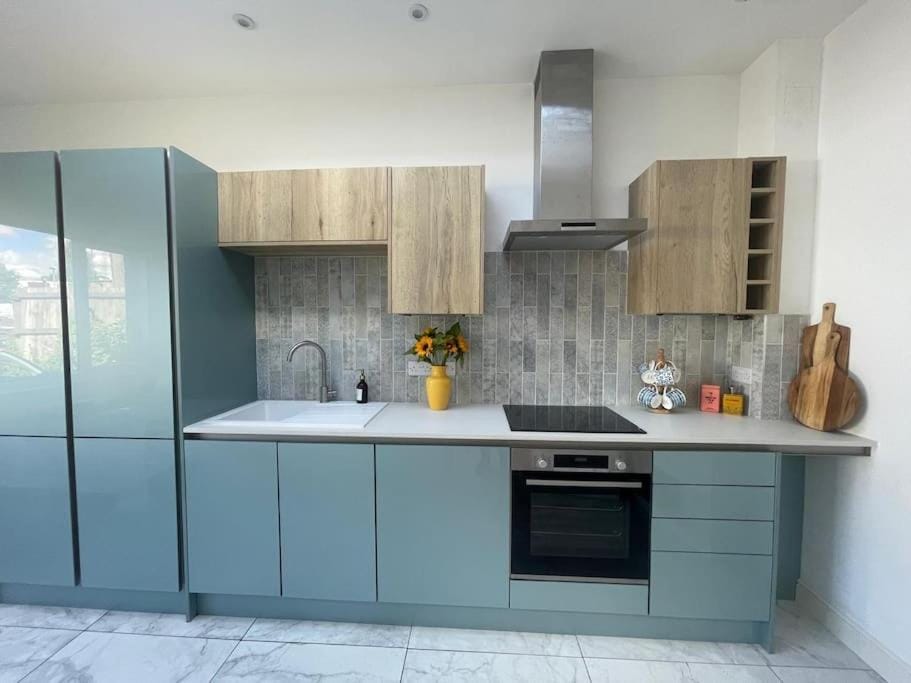 Sunny Studio with Parking and Private Entrance Apartment in Bristol
