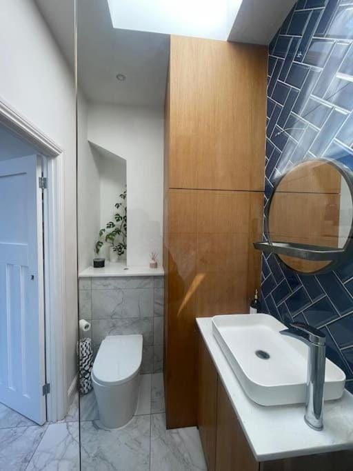 Sunny Studio with Parking and Private Entrance Apartment in Bristol