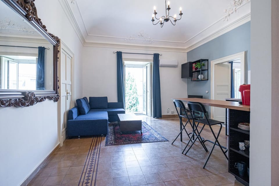 TV and multimedia, Kitchen or kitchenette, Living room, Seating area, Dining area