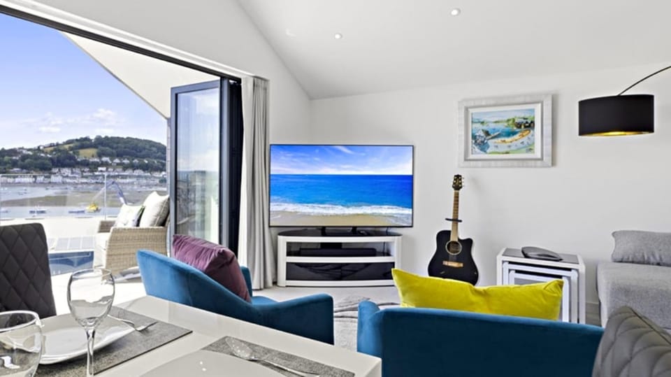 TV and multimedia, Seating area, Dining area, River view