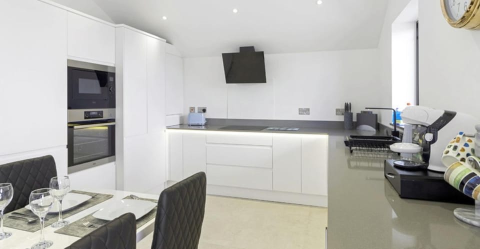 Kitchen or kitchenette, Dining area, oven, stove