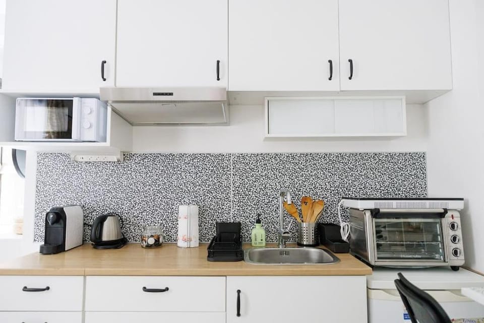 Coffee/tea facilities, Kitchen or kitchenette, stove