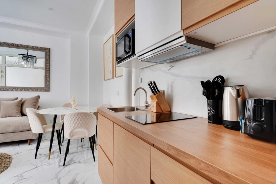 Coffee/tea facilities, Kitchen or kitchenette, Living room, Dining area, microwave, stove