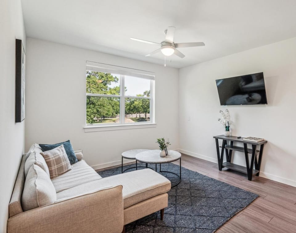 Modern 2br Apartment I Properties By Preston Apartment in Austin