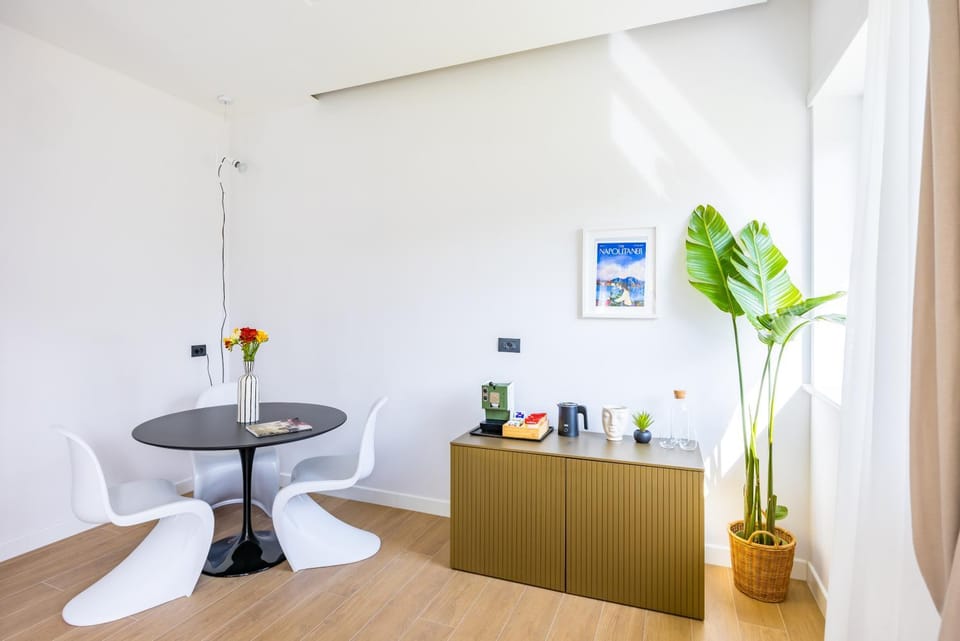 Dining area, minibar