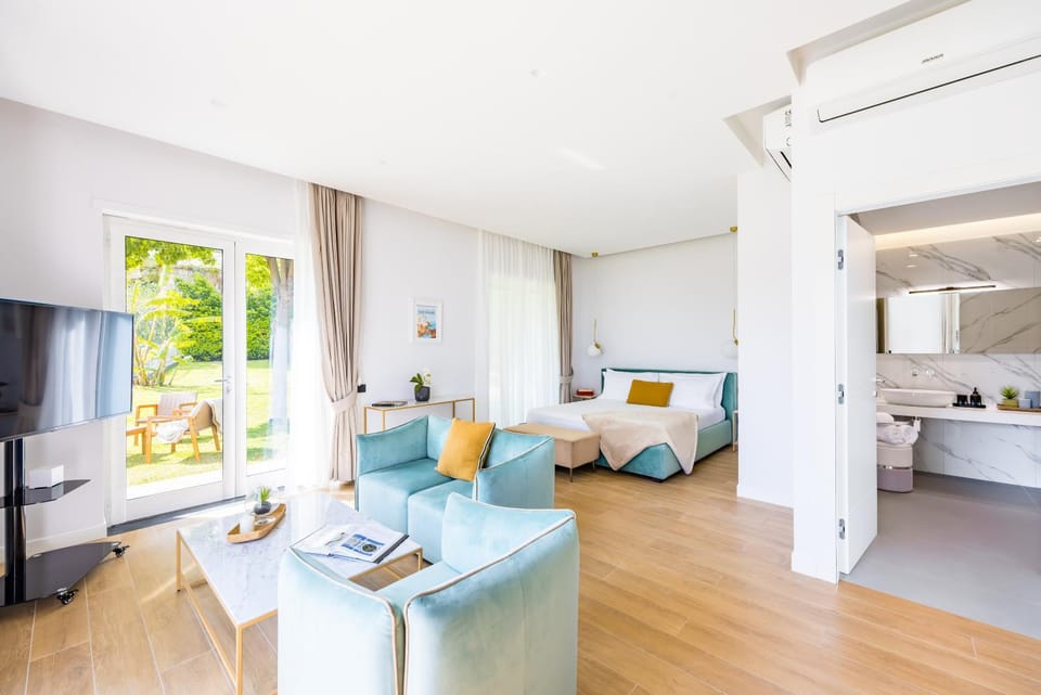 Bed, Living room, Photo of the whole room, Seating area, Bedroom