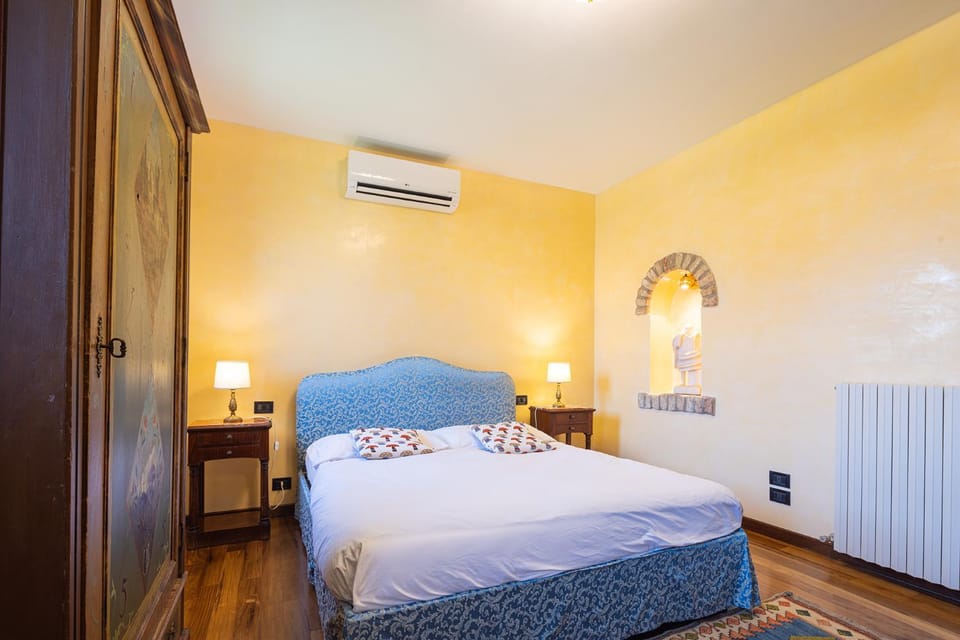 Bed, Photo of the whole room, Bedroom, wardrobe, air conditioner