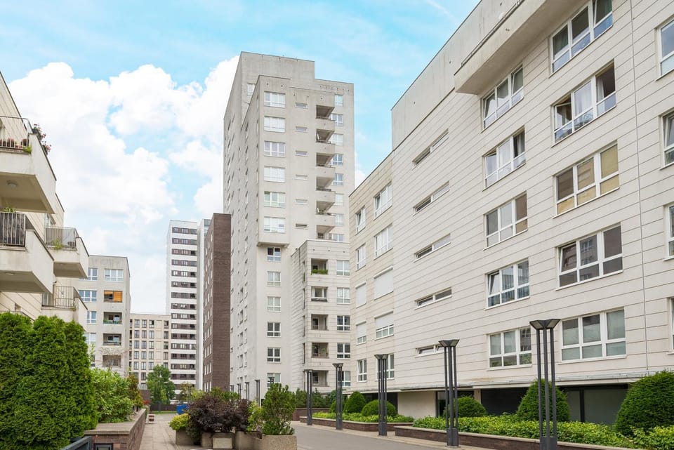Property building, Neighbourhood