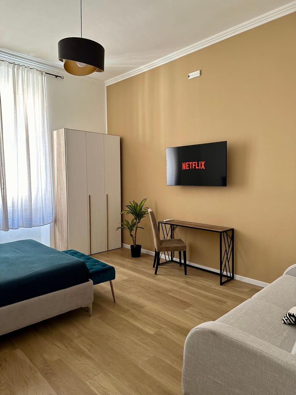 Bed, TV and multimedia, Photo of the whole room, Bedroom