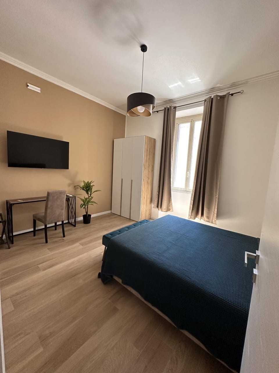 Bed, TV and multimedia, Photo of the whole room, Bedroom
