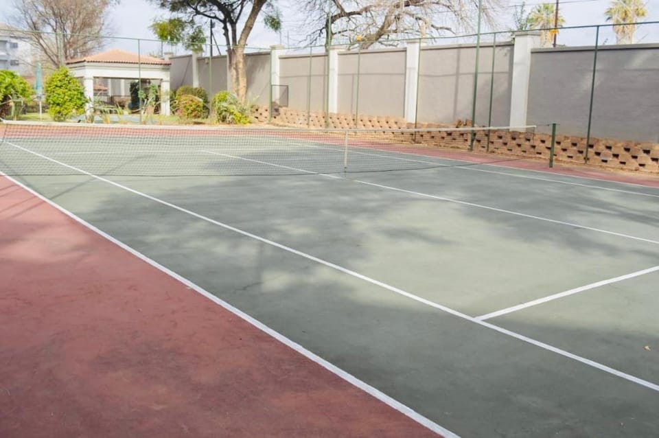 Day, Tennis court
