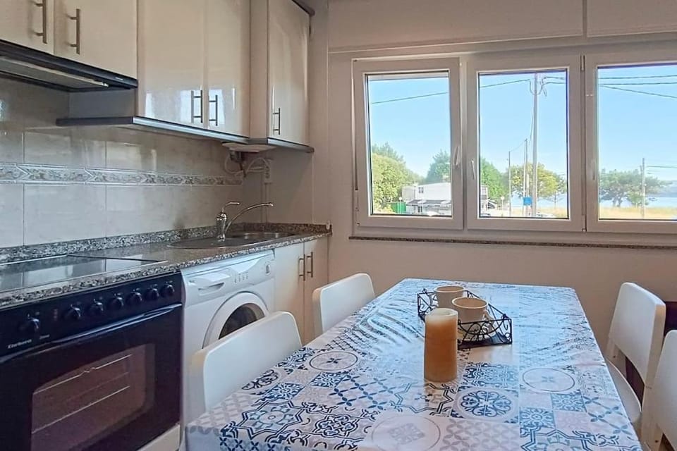 Kitchen or kitchenette, Dining area, stove
