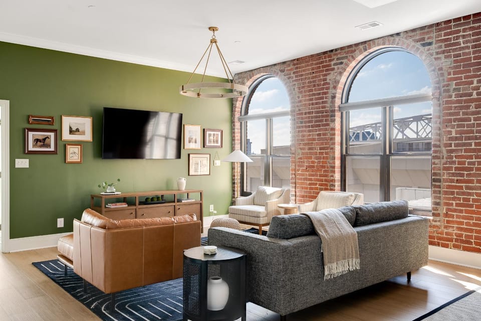 Communal lounge/ TV room, TV and multimedia, Living room, Seating area, Evening entertainment