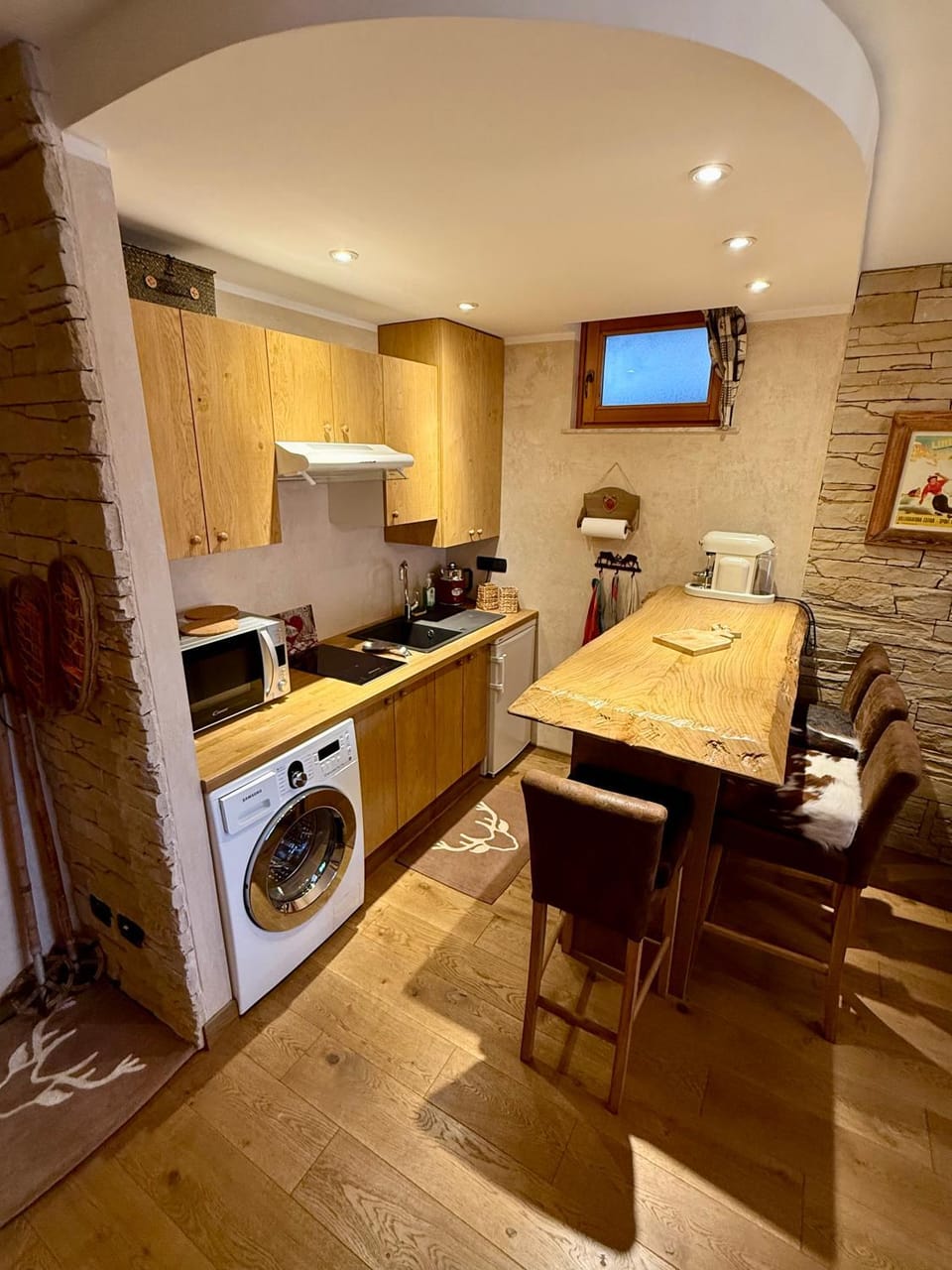 Kitchen or kitchenette, Dining area, stove, toaster