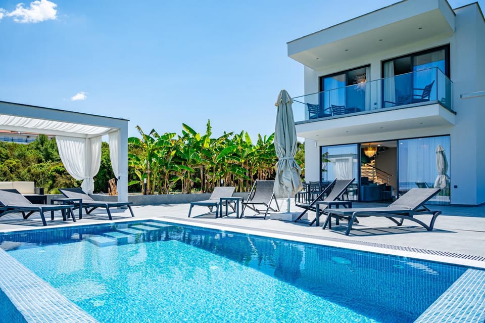 Property building, Swimming pool, sunbed