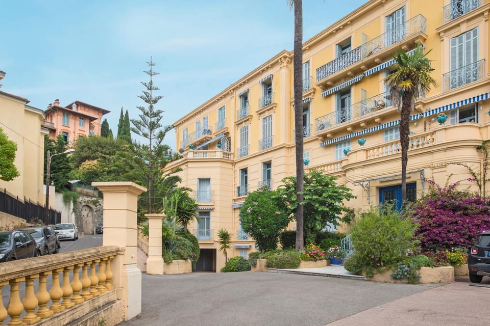Property building, Neighbourhood, Garden view, Location, Parking