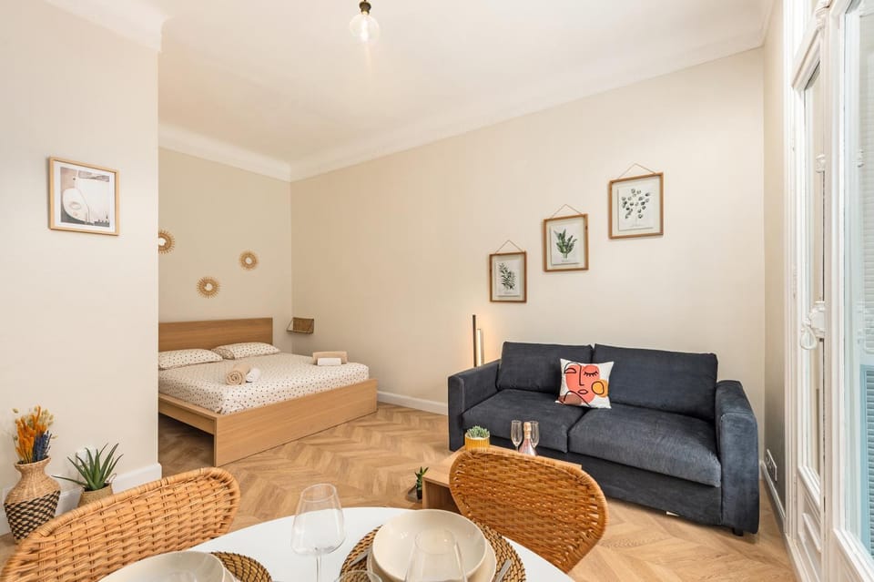 Bed, Living room, Photo of the whole room, Seating area, Bedroom