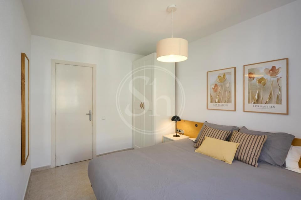 Photo of the whole room, Bedroom, wardrobe