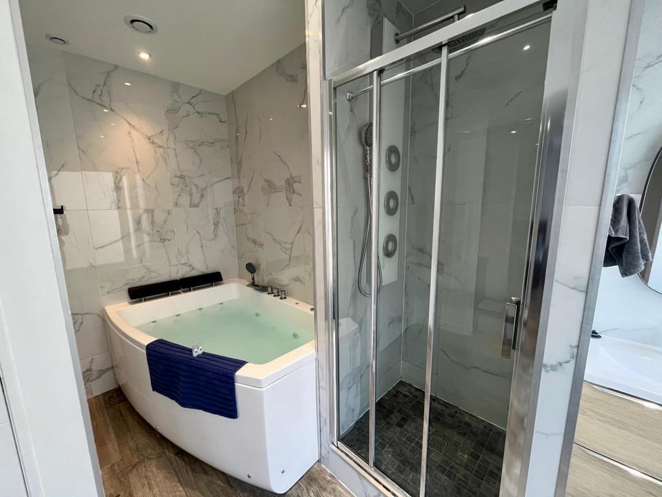 Shower, Hot Tub, Bathroom, Spa and wellness centre/facilities