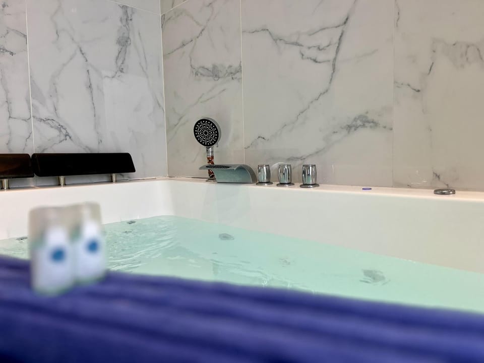 Bathroom, Spa and wellness centre/facilities, Bath