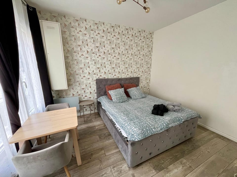 Photo of the whole room, Bedroom, towels