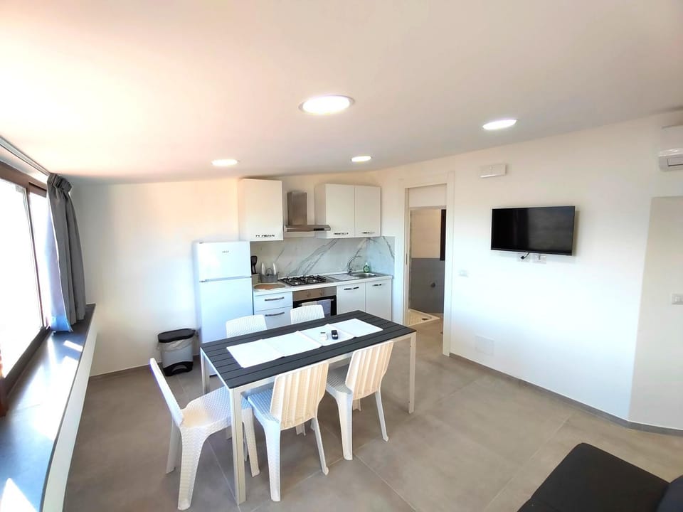 TV and multimedia, Kitchen or kitchenette, Dining area, oven, stove, kitchen