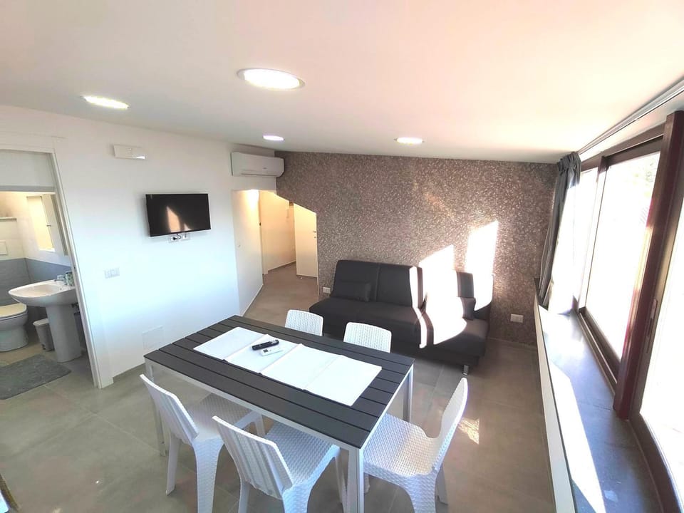 TV and multimedia, Living room, Seating area, Dining area