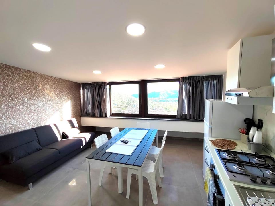 Kitchen or kitchenette, Living room, Seating area, Dining area