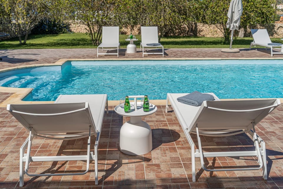 Patio, Day, Garden, Living room, Seating area, Garden view, Pool view, Swimming pool, sunbed