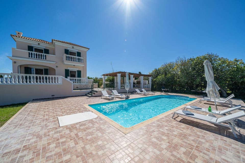 Property building, Patio, Day, Natural landscape, Pool view, Swimming pool, sunbed
