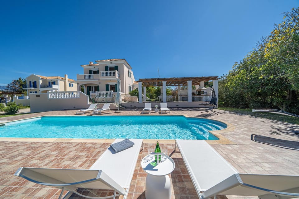 Property building, Patio, Day, Dining area, Pool view, Swimming pool, sunbed