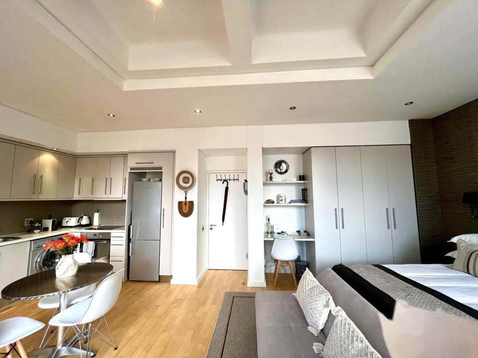 Kitchen or kitchenette, Seating area, Dining area, dishwasher, oven, toaster, washing machine