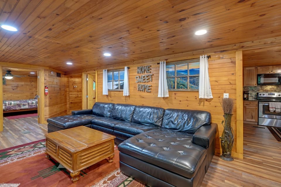 6 Mi to Town: Robbinsville Apt w/ Deck & Grill House in Cheoah