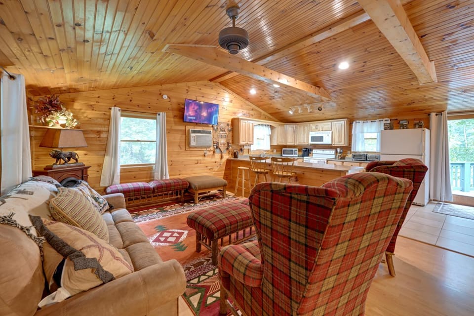3 Mi to Lake Santeetlah! Rustic Apt w/ Decks House in Cheoah