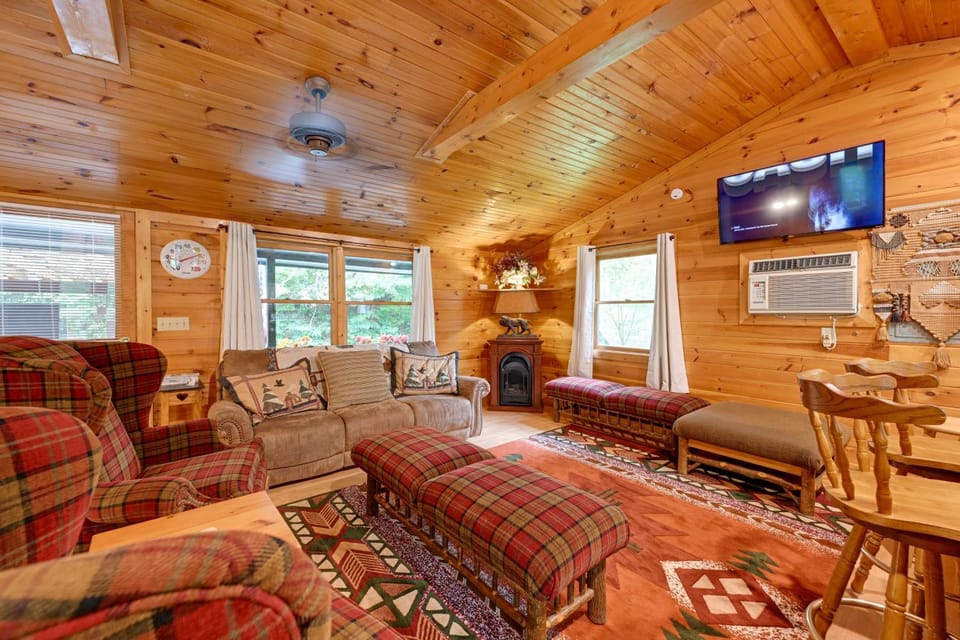 3 Mi to Lake Santeetlah! Rustic Apt w/ Decks House in Cheoah