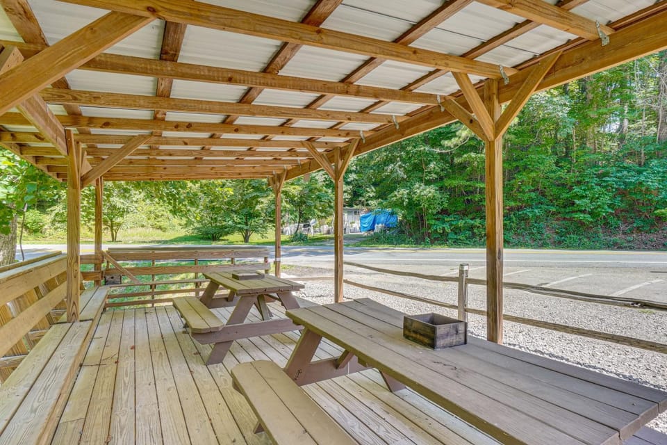 3 Mi to Lake Santeetlah! Rustic Apt w/ Decks House in Cheoah