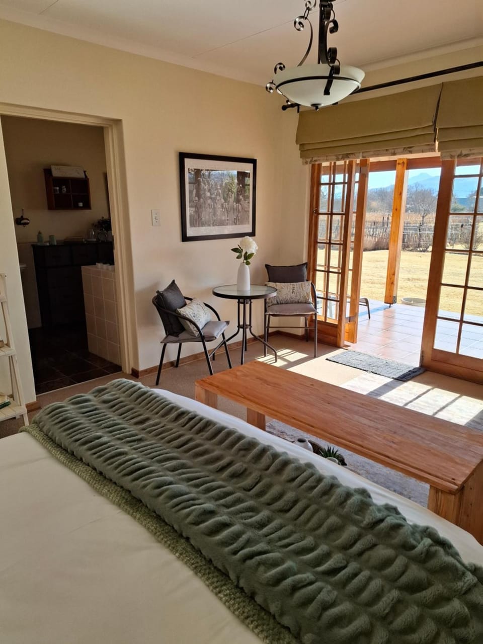Photo of the whole room, Seating area