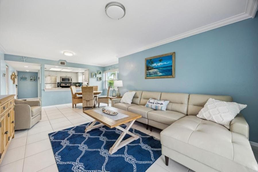 Luxurious Island 3 Bed Retreat I Walk to Beach Apartment in Marco Island