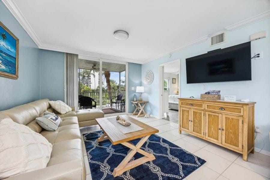 Luxurious Island 3 Bed Retreat I Walk to Beach Apartment in Marco Island