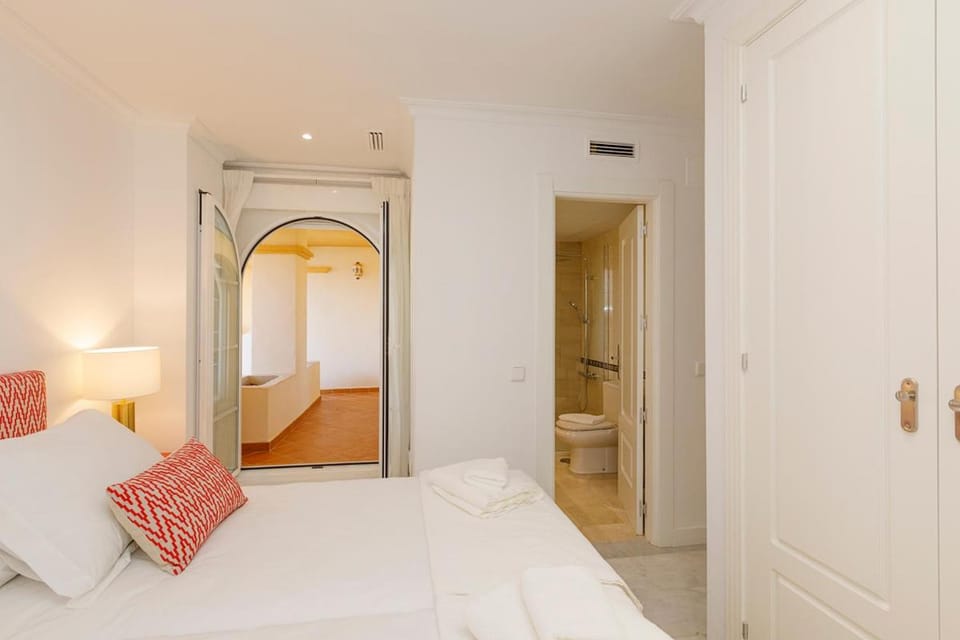 Bed, Bathroom, Photo of the whole room, Bedroom