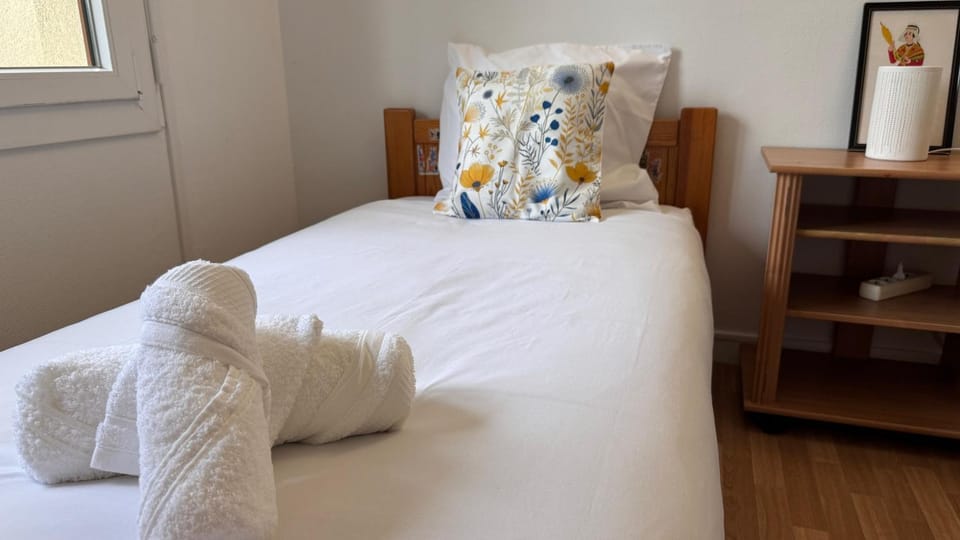 Bed, towels