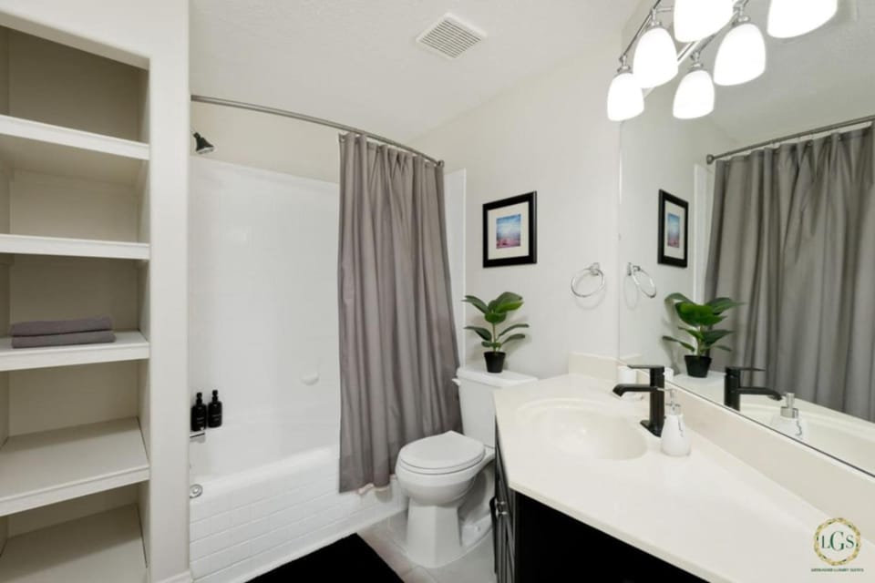 Casa Pura Vida: Hot Tub w Pool and Ping Pong Tables and Backyard BBQ Apartment in Calgary